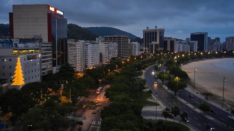 Arvore De Luz De 18 Metros Na Fachada Marca O Natal Do Botafogo Praia Shopping Jornal Do Estado Do Rio